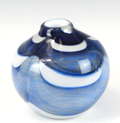 un vase bleu et blanc posé sur une surface blanche