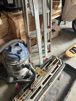 un aspirateur posé par terre à côté d'une palette