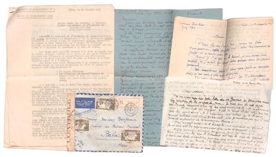 Plusieurs vieilles lettres et enveloppes sont posées sur une surface blanche