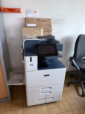 une photo d'une imprimante multifonction dans une pièce