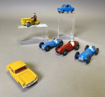 plusieurs petites voitures sont alignées sur une table