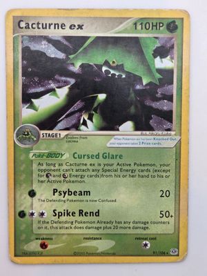 gros plan d'une carte pokemon sur une surface blanche