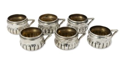 six tasses argentées avec des anses, sur fond blanc