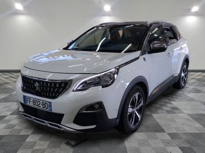 le suv blanc est garé sur le sol en damier d'une pièce