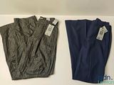 deux paires de pantalons posées l'une à côté de l'autre sur une table