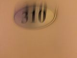 un siphon au plafond d'une salle de bains qui a été nettoyé