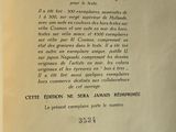 un livre ouvert sur lequel figure l'image en noir et blanc d'une horloge