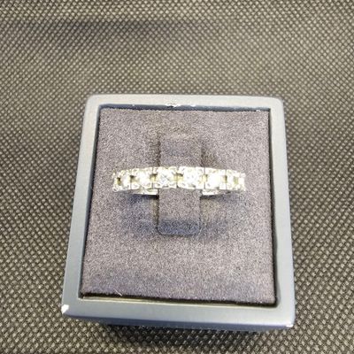 gros plan d'une bague dans une boîte sur une table