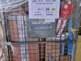 un chariot rempli de cartons emballés dans du plastique