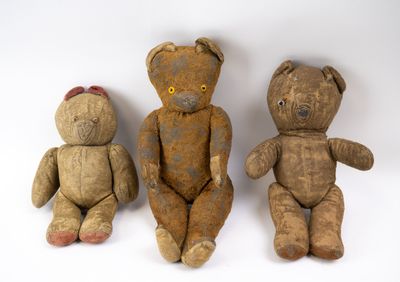 Ensemble de trois ours en peluche, H: 31 cm, H: 30 cm, H: 24…