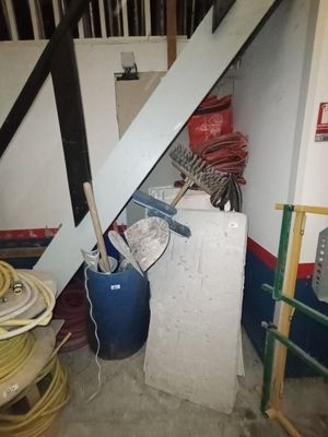une photo d'une pièce avec une échelle et une bouche d'incendie