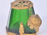 un vase en verre vert orné d'un motif doré
