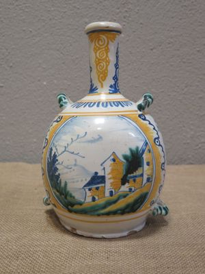 un vase orné d'une image, posé sur une table