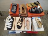 plusieurs paires de chaussures posées sur une table