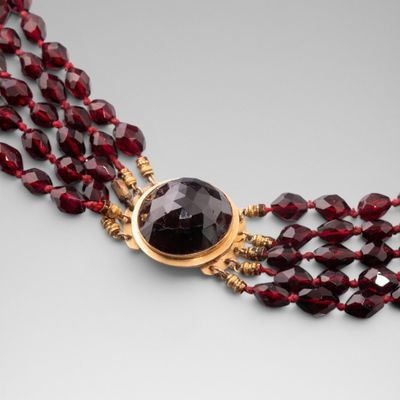 Collier draperie composי de cinq rangs de perles de grenats …