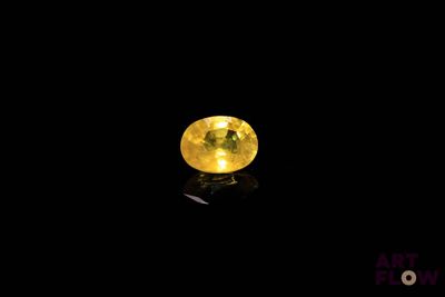 gros plan d'un diamant jaune sur une surface noire
