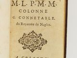 un livre ouvert sur lequel figure la photo d'un homme