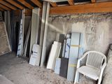 une pièce contenant une chaise, un réfrigérateur et d'autres objets