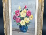 une peinture de fleurs dans un vase bleu sur une table
