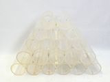 un cône en plastique blanc surmonté de nombreux tubes en plastique transparent