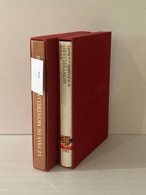 deux livres posés côte à côte sur une table