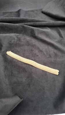 un gros plan sur un morceau de tissu muni d'une fermeture à glissière