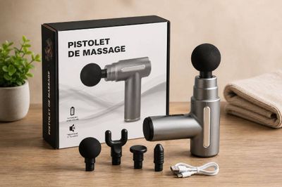 une image représentant un appareil noir et argenté posé sur une table en bois