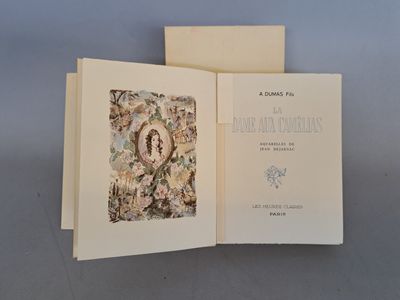 un livre ouvert posé sur une table, à côté d'un autre livre