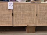 une armoire sur laquelle figure un numéro, dans une pièce