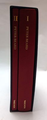 deux livres posés sur une table blanche