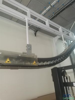 vue aérienne d'un tapis roulant dans un entrepôt