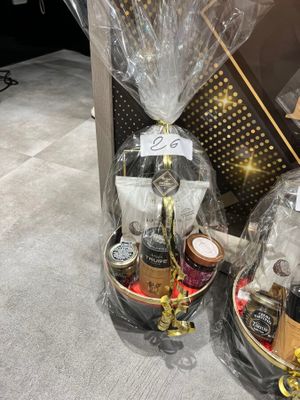 deux paniers remplis de nourriture et de condiments sont posés par terre