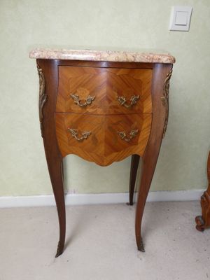 Petite commode galbée en marqueterie, ouvrant à deux tiroirs…