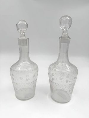 paire de carafes en verre transparent munies d'un bouchon transparent