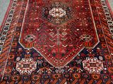 tapis sur le sol dans une pièce avec une chaise et une table