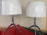 deux lampes posées sur une table rouge