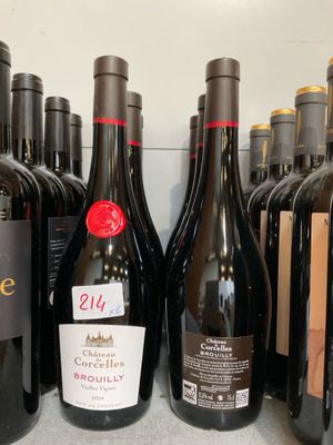 des bouteilles de vin sont alignées sur une étagère dans un magasin