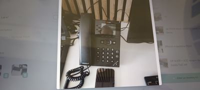 une photo d'un téléphone portable posé sur un bureau