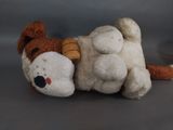 un chien en peluche allongé par terre