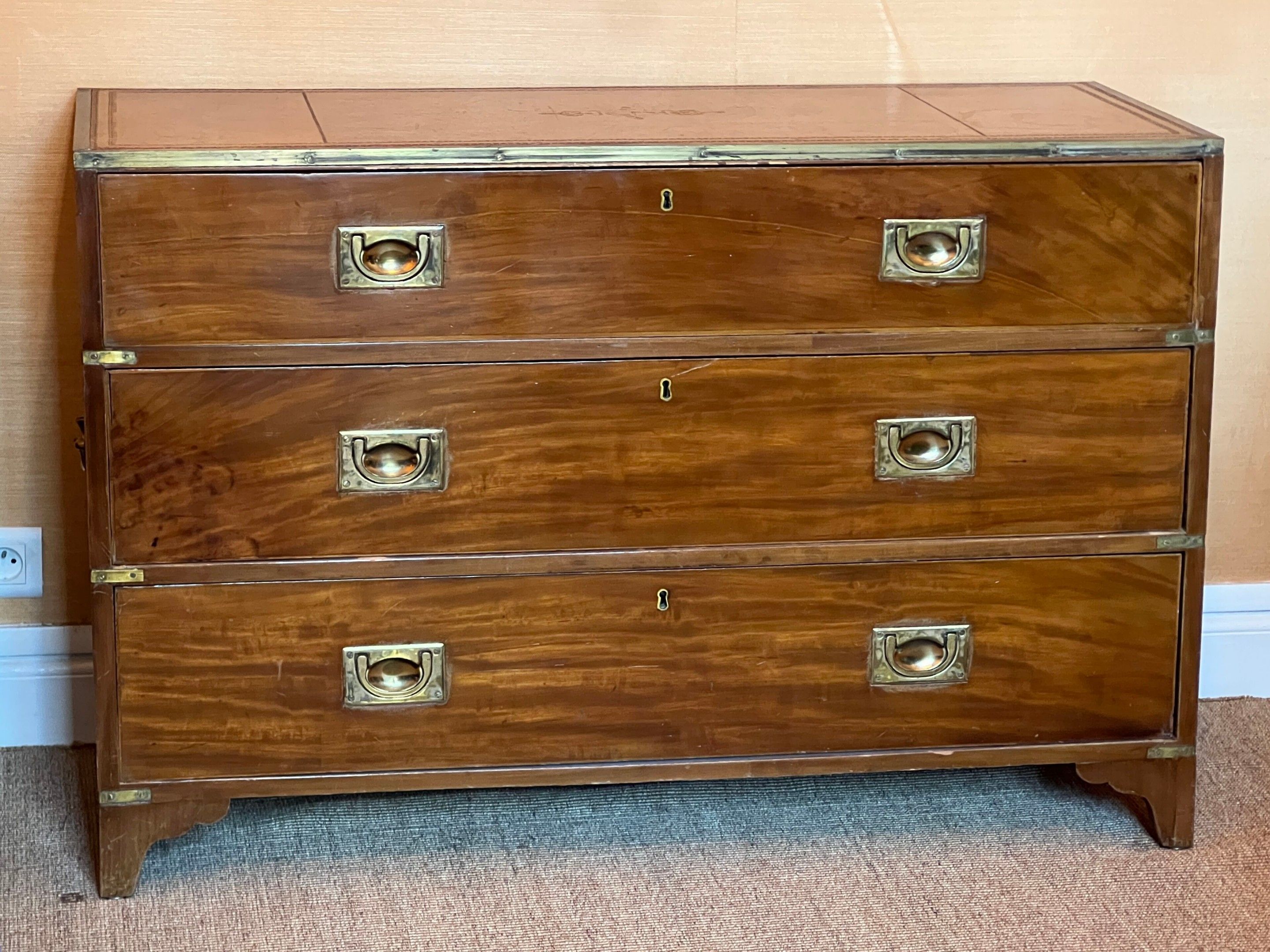 COMMODE DE MARINE ouvrant à trois tiroirs, moulures de laito…