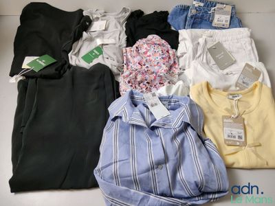 un tas de vêtements posés sur une table