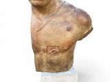 statue représentant le torse d'un homme, posée sur un socle en marbre