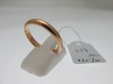 une bague en or à laquelle est attachée une étiquette de prix