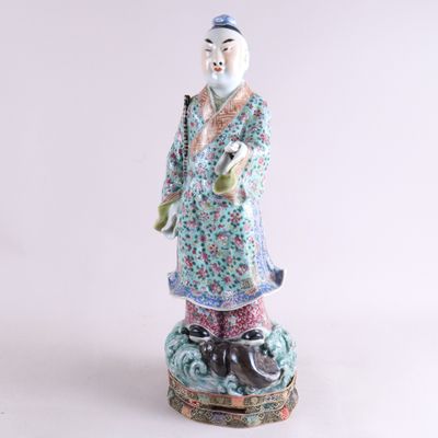 un gros plan sur une figurine représentant un homme coiffé d'un chapeau