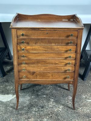 une commode en bois posée sur un sol en ciment