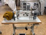 une machine à coudre posée sur une table dans une pièce