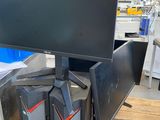 un bureau d'ordinateur équipé d'un écran, d'un clavier, d'une souris et d'autres appareils électroniques