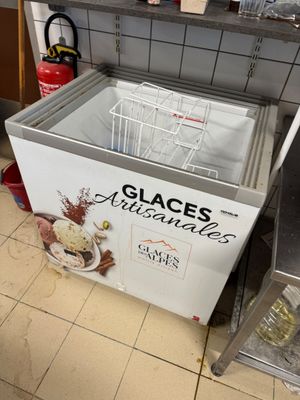 an ice cream machine that is sitting on the floor