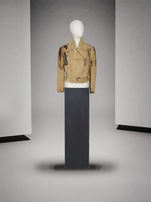 une photo d'un mannequin portant une veste