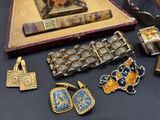 many different items that are sitting on a table